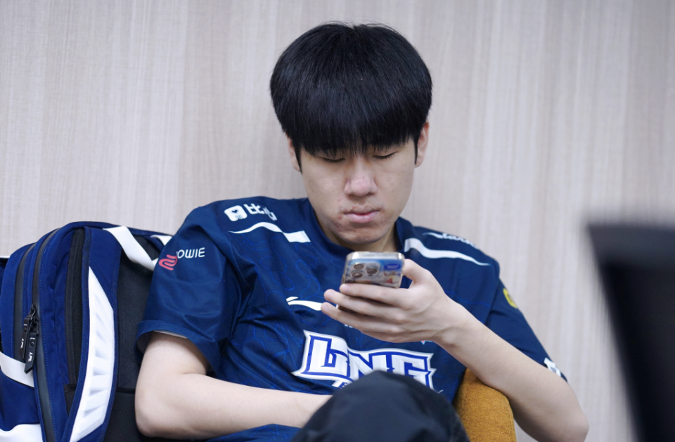 开云体育入口-LGD绝杀FLY，Chovy打出惊人五杀激烈交锋淘汰赛，引爆全场热议