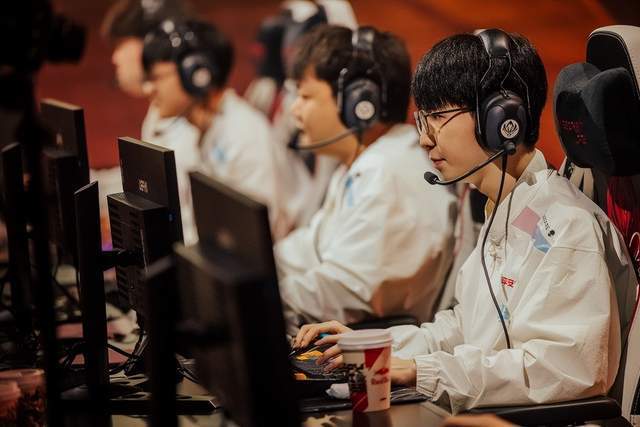 开云体育官方网站-100T轻取HKA，Elk完成史诗逆转焦点之战八强赛，成为赛场最大亮点